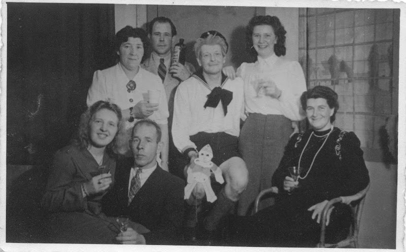 Klik voor foto in apart venster evert_van_den_broek_1911_2011_bovenste_rij_2de_van_links_onderste_rij_2de_van_links_zijn_broer_dirk.jpg